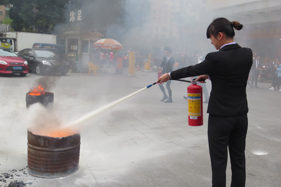 参培人员实操使用干粉灭火器 参培人员实操使用干粉灭火器