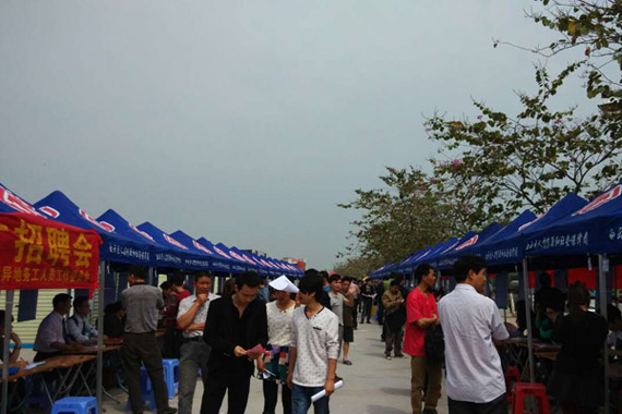 新增设的龙归招聘市场吸引务工人员前来应聘 新增设的龙归招聘市场吸引务工人员前来应聘