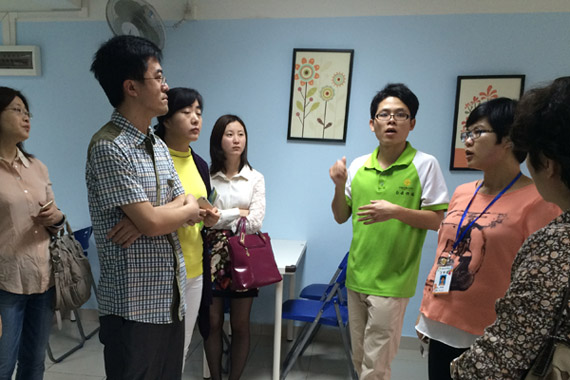 中心社工深入介绍社区服务开展情况 中心社工深入介绍社区服务开展情况