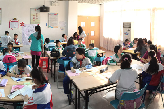 参与430课堂志愿服务为小朋友辅导功课 参与430课堂志愿服务为小朋友辅导功课