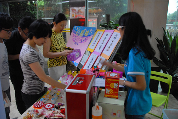现场义卖帮扶社区困难家庭