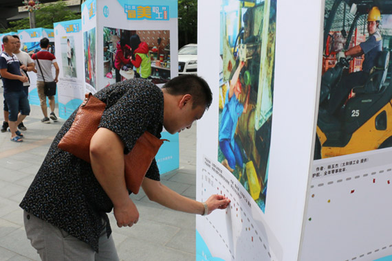 市民现场为心仪作品投票 市民现场为心仪作品投票