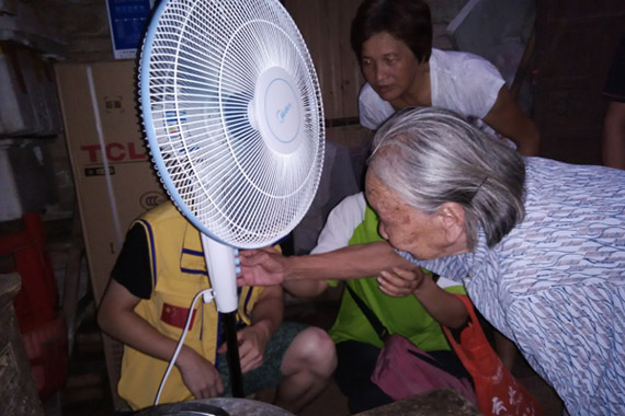 为困难长者送去爱心物资 为困难长者送去爱心物资