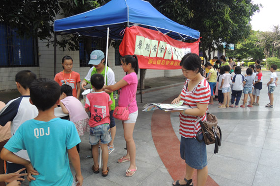 活动现场吸引众多青少年及居民 活动现场吸引众多青少年及居民