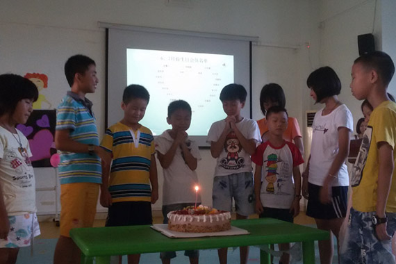 小寿星们许下生日愿望 小寿星们许下生日愿望
