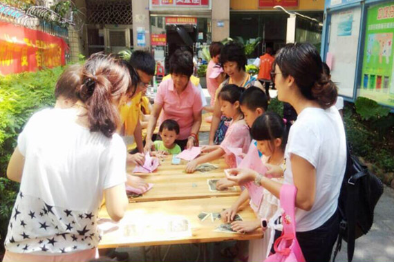 安全知识游园活动受到居民欢迎