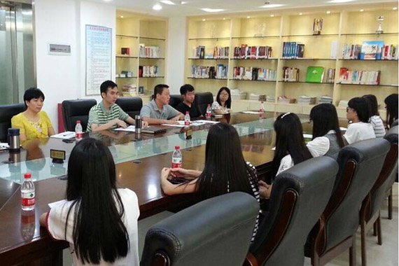 实习生交流座谈会现场 实习生交流座谈会现场