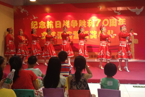 社区文艺团体的蒙古舞表演
