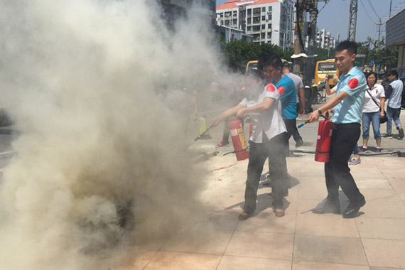 参培人员实践使用消防器材