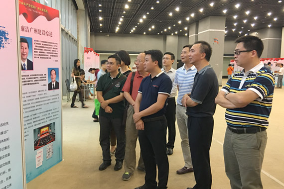中心组一行认真观看学习 中心组一行认真观看学习