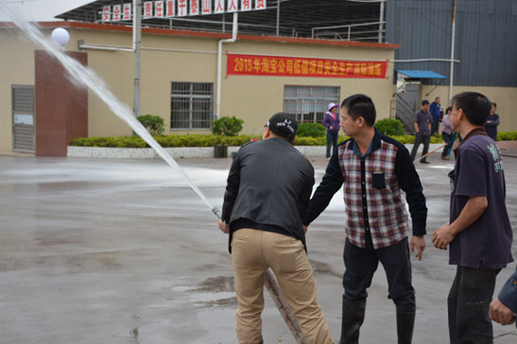实操使用消防水喉扑灭火灾 实操使用消防水喉扑灭火灾