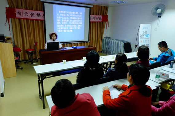 医护人员讲授老人意外跌倒应如何护理 医护人员讲授老人意外跌倒应如何护理