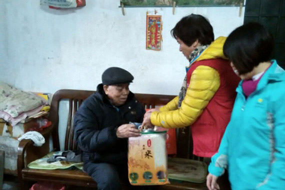 助老员及义工为孤寡老人送去生活物资 助老员及义工为孤寡老人送去生活物资