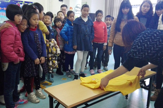 大学生义工教青少年叠衣服 大学生义工教青少年叠衣服
