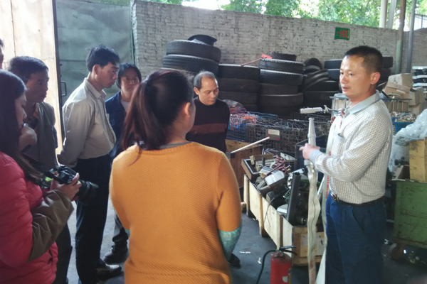淘宝公司安全生产人员讲解消防器材使用方法