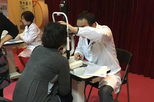 医生为教师们进行义诊