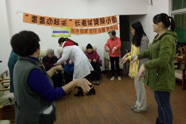 社工与志愿者带动长者们做保健操