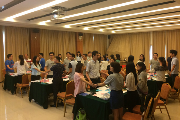 各学员在互相打气