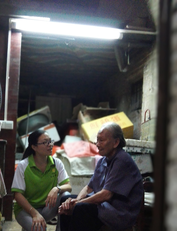 社工在探访罗婆婆