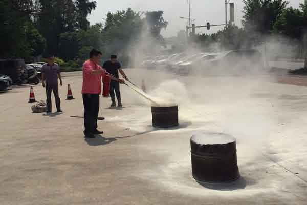 参培人员亲身实践如何使用干粉灭火器扑灭油盆火 参培人员亲身实践如何使用干粉灭火器扑灭油盆火