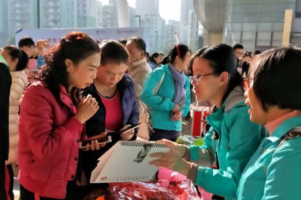 社工义工们在进行义卖活动