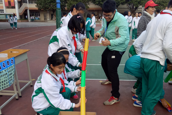 学生通过游戏学习各种能力