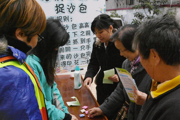居民在玩捉沙包游戏